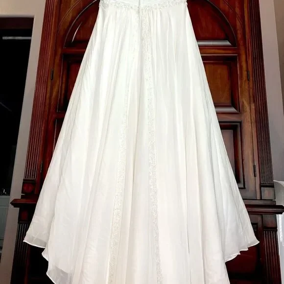 David’s Bridal Chiffon Beaded Empire Plus Size
Wedding Dress White size: 16W - Picture 9 of 14